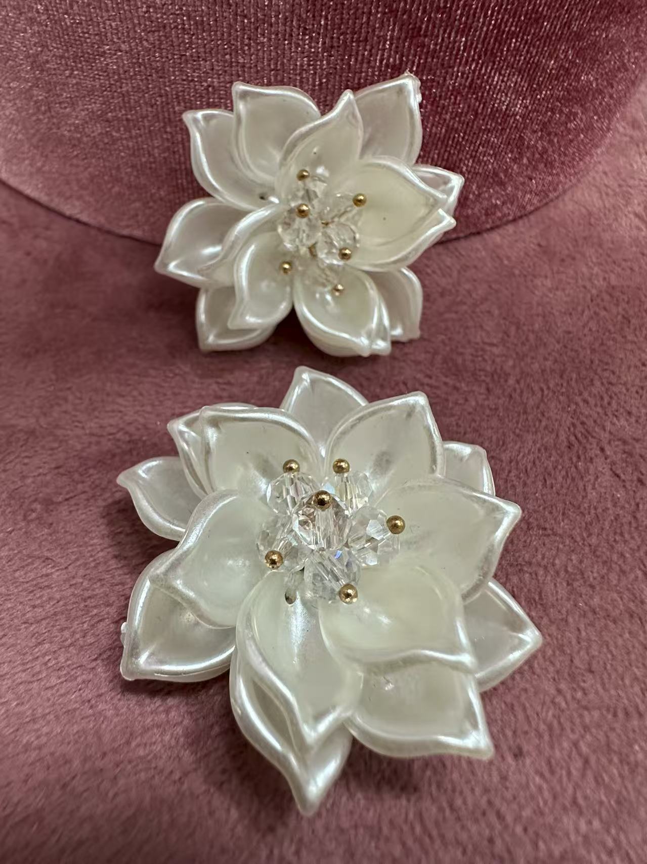 Брошка остро перлено цвете