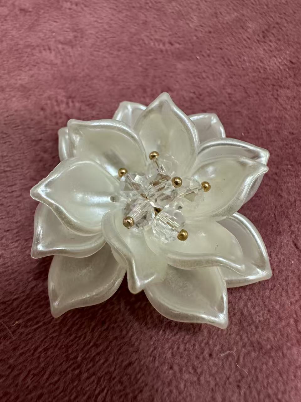 Брошка остро перлено цвете
