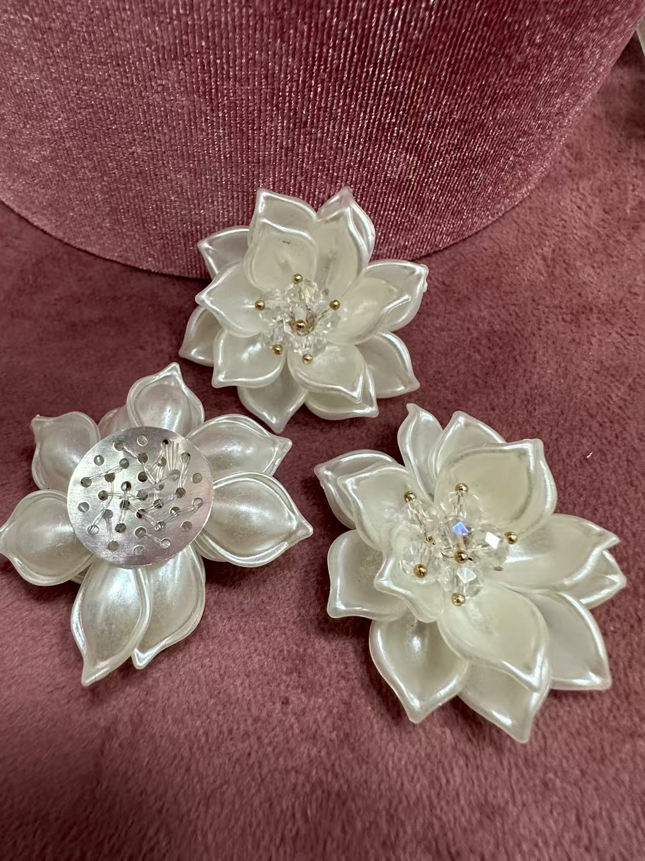 Брошка остро перлено цвете