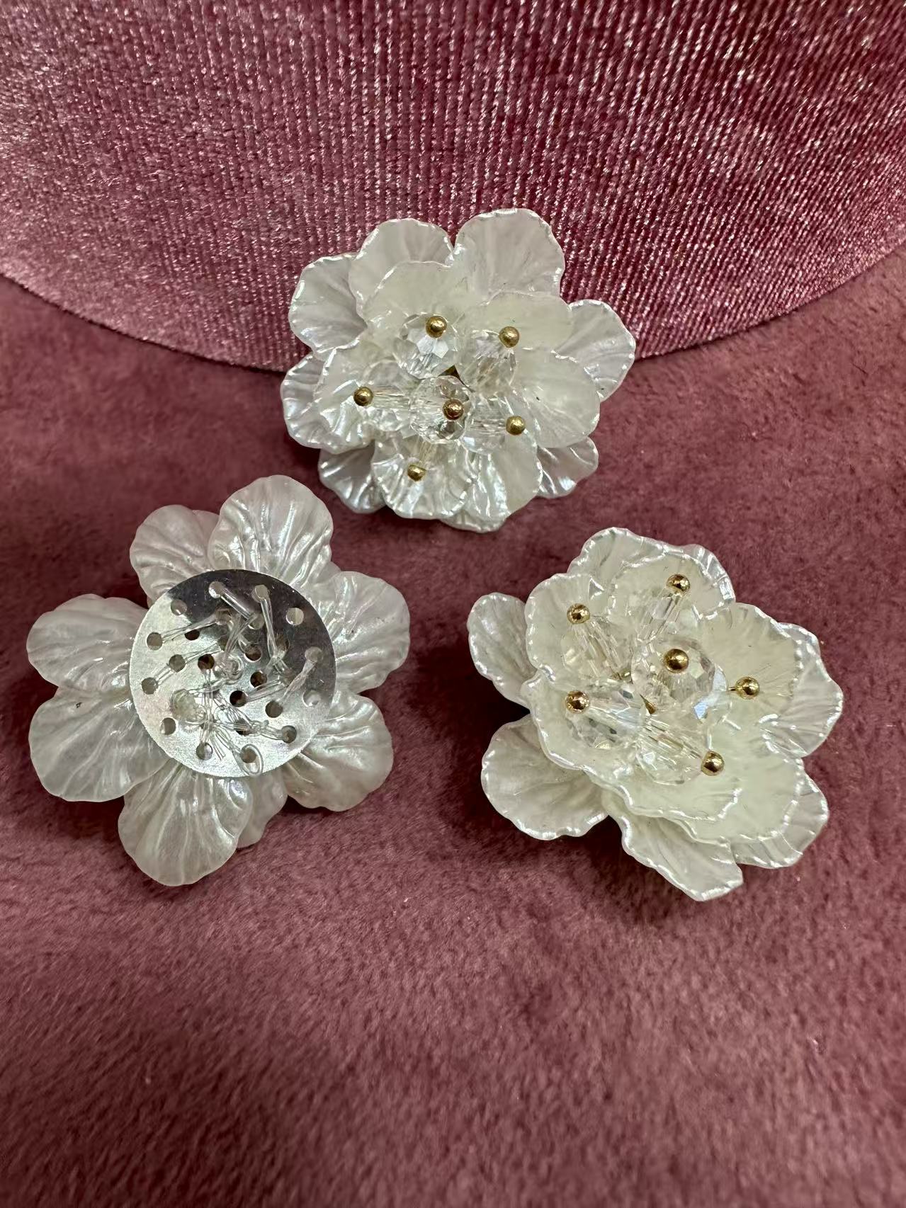 Брошка бяло перлено цвете малко