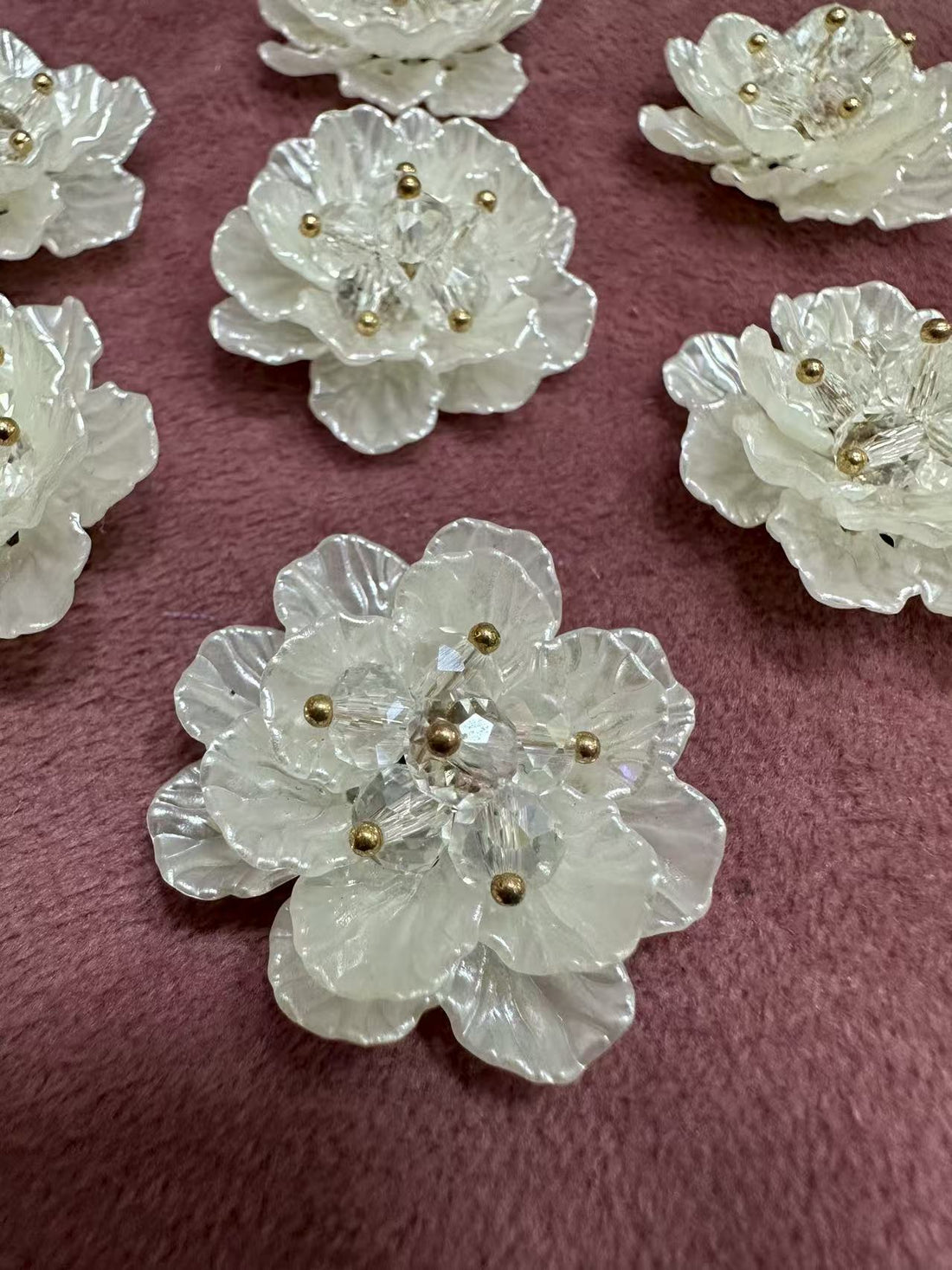 Брошка бяло перлено цвете малко