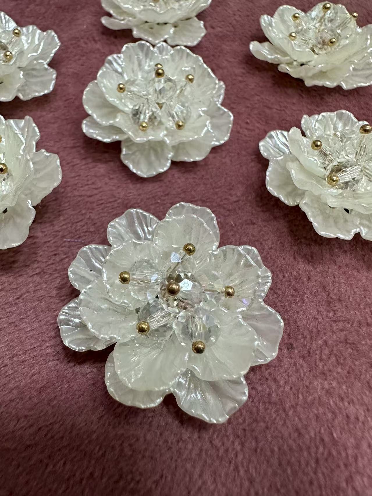 Брошка бяло перлено цвете малко