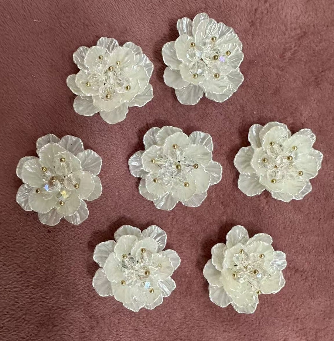 Брошка бяло перлено цвете малко