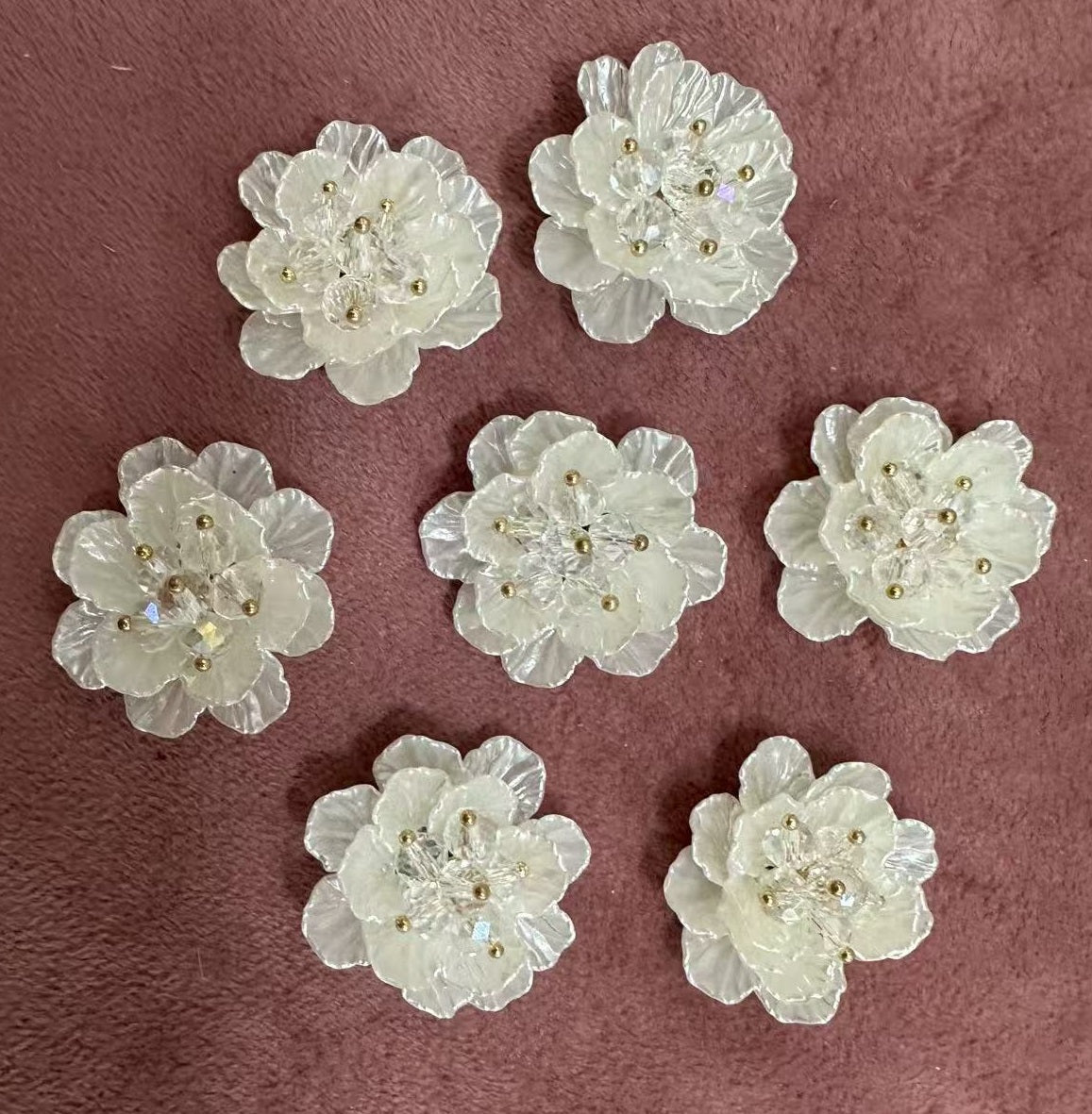 Брошка бяло перлено цвете малко