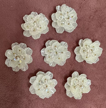 Брошка бяло перлено цвете малко