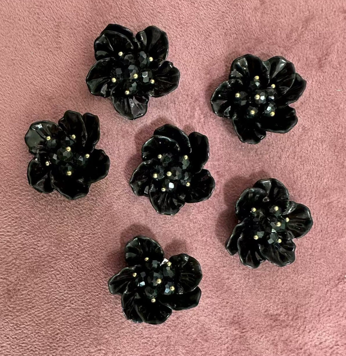 Брошка черно малко цвете