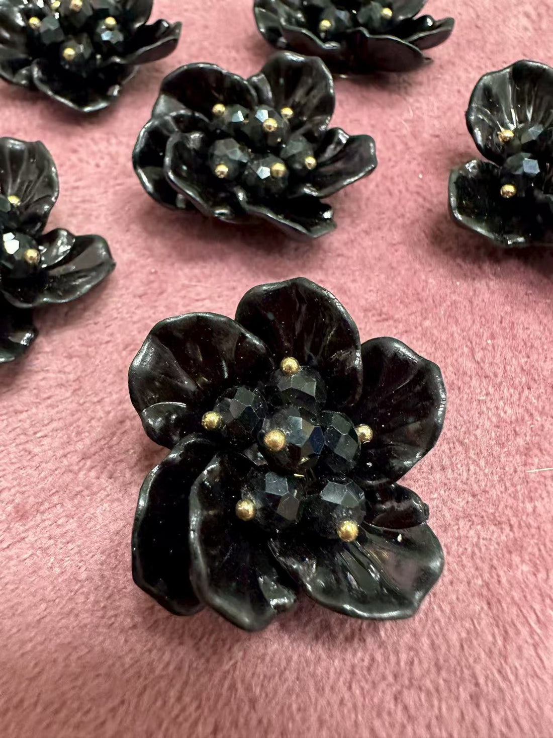 Брошка черно малко цвете
