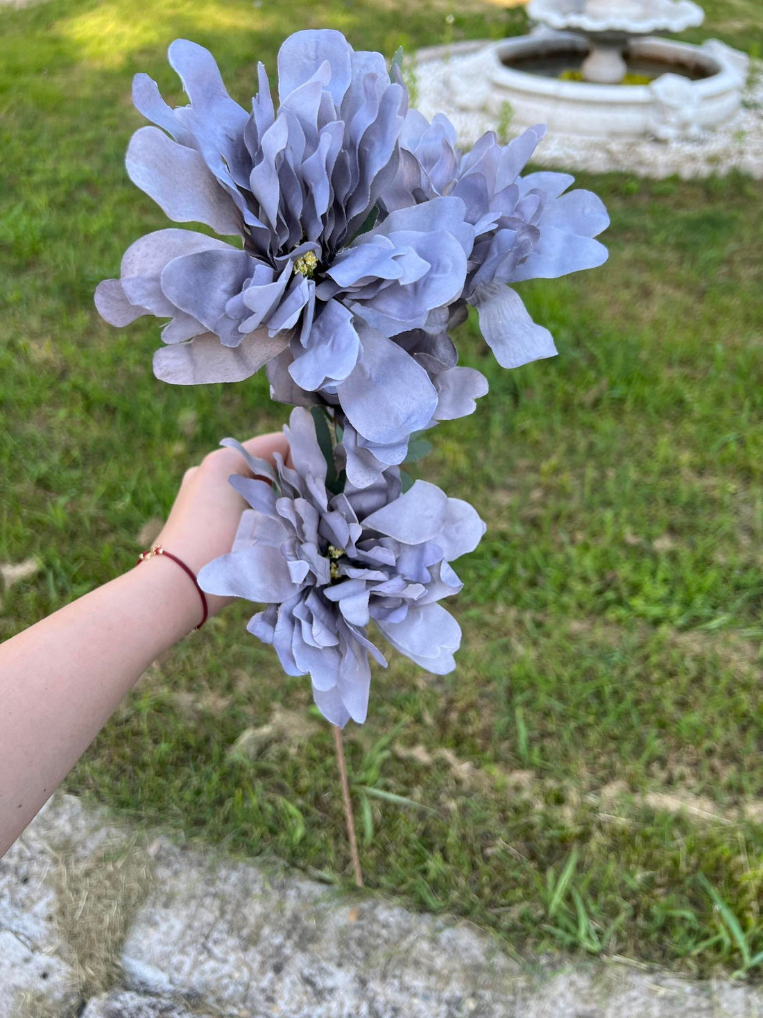 Кичести цветя клонка сиво