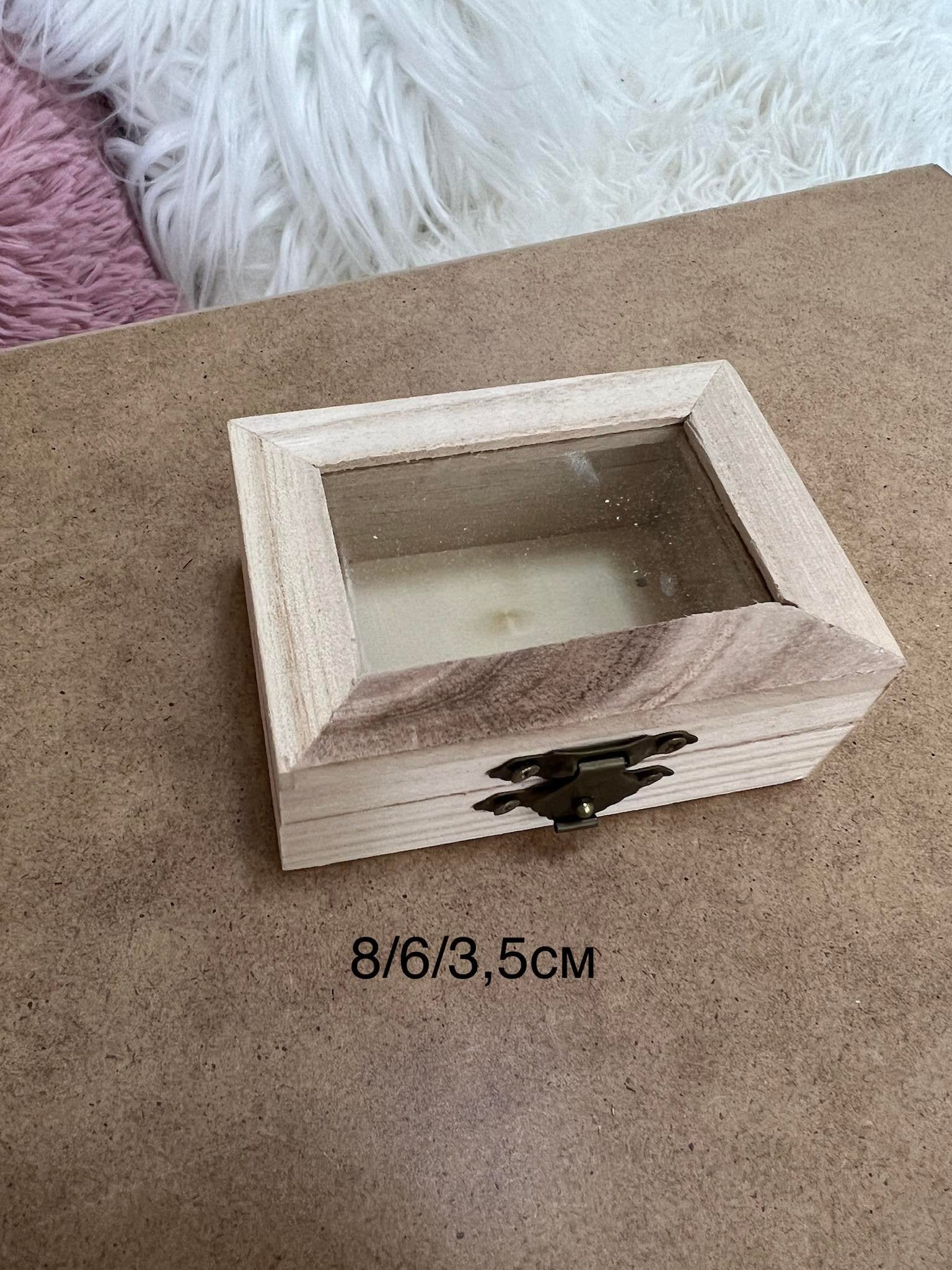 Дървена  кутия с прозорец