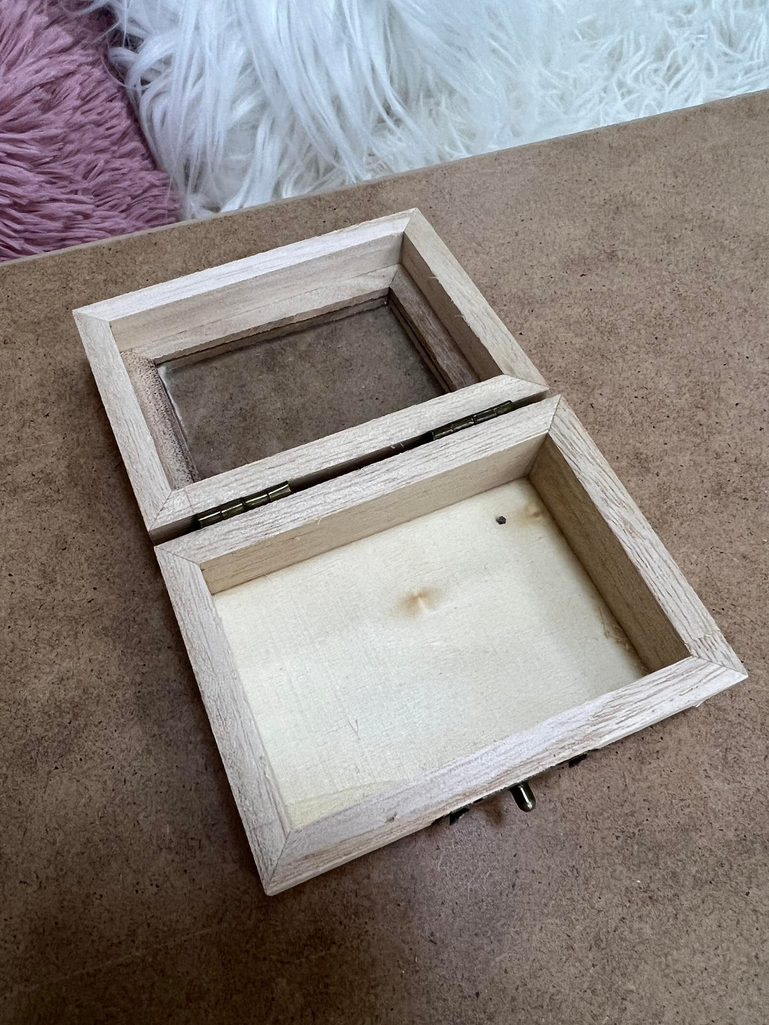 Дървена  кутия с прозорец