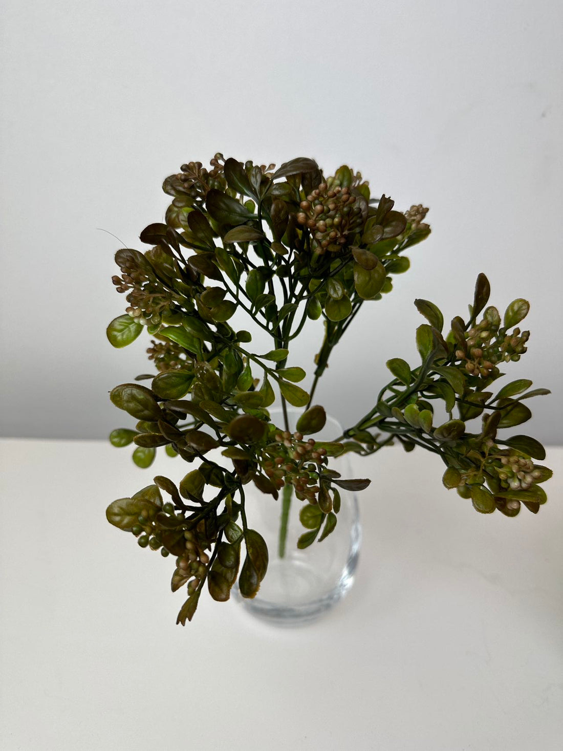 Дребни топчета кафяво