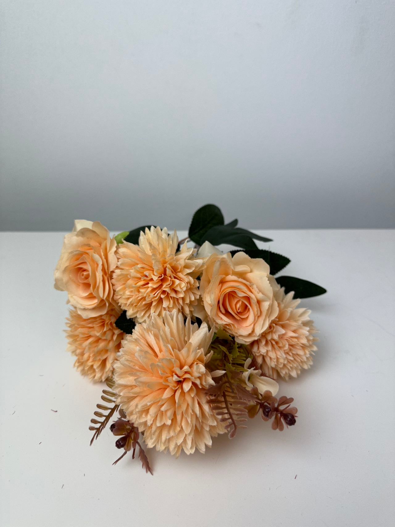 Хризантема с роза прасковен цвят