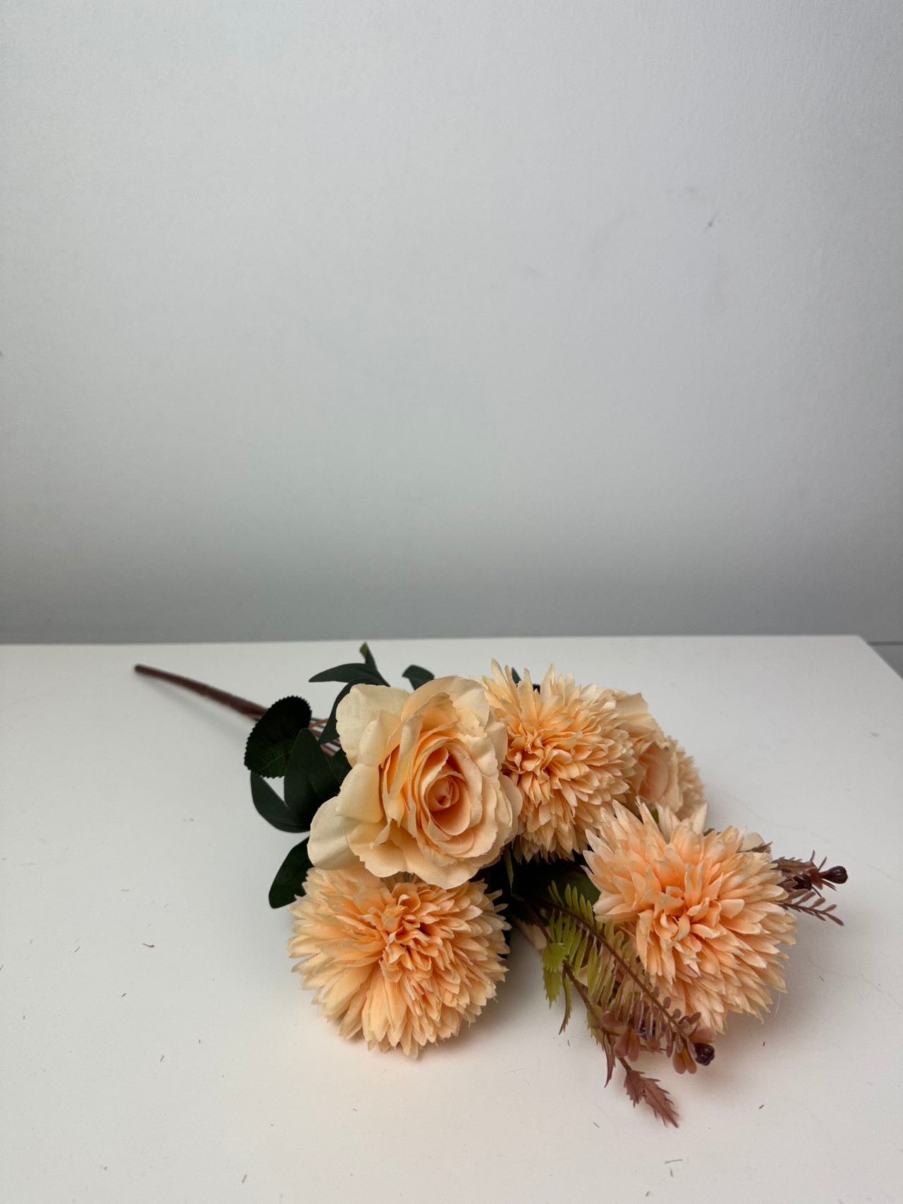 Хризантема с роза прасковен цвят