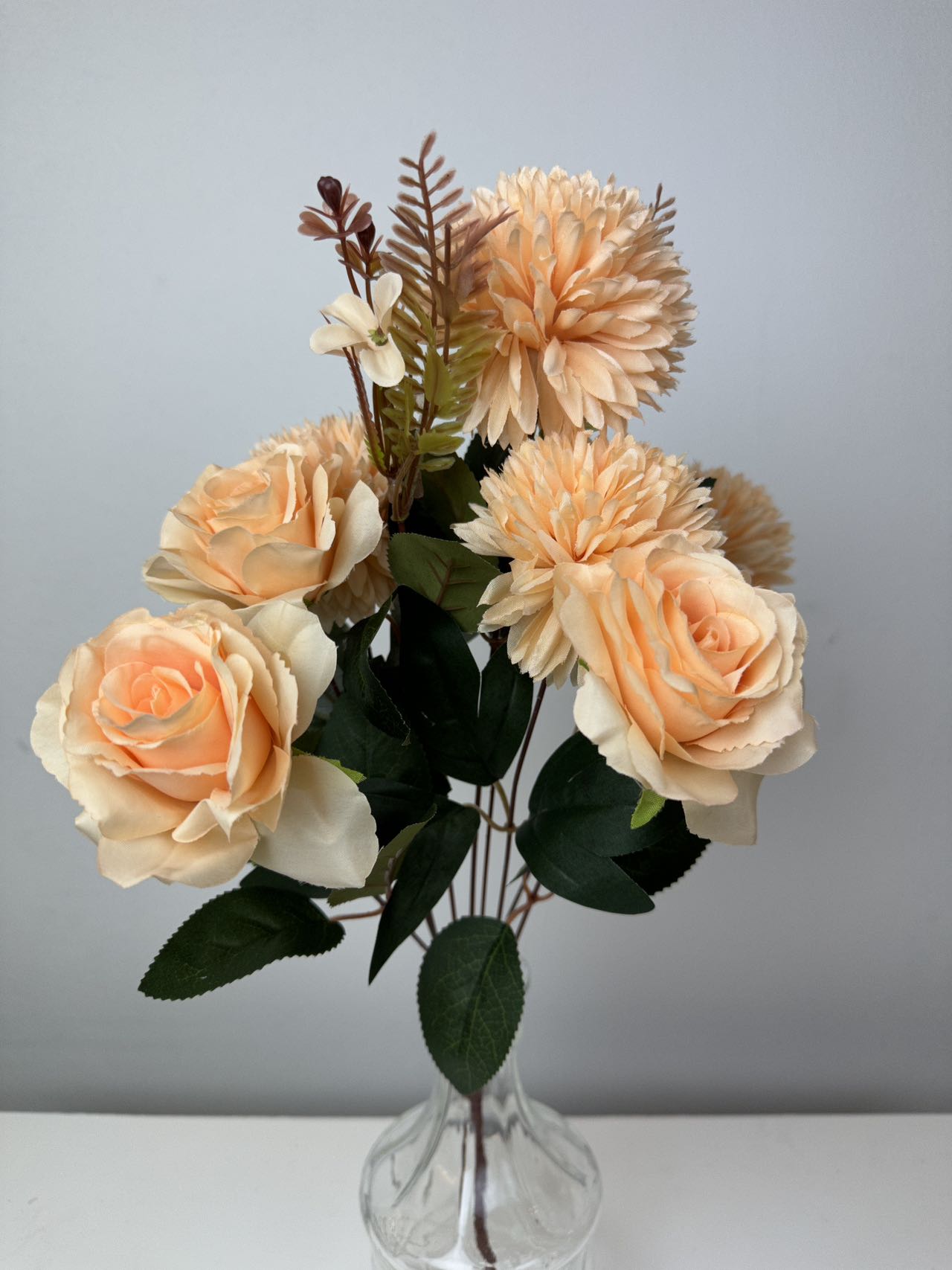 Хризантема с роза прасковен цвят