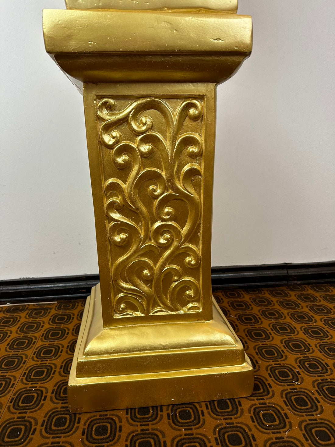 Римска колона злато