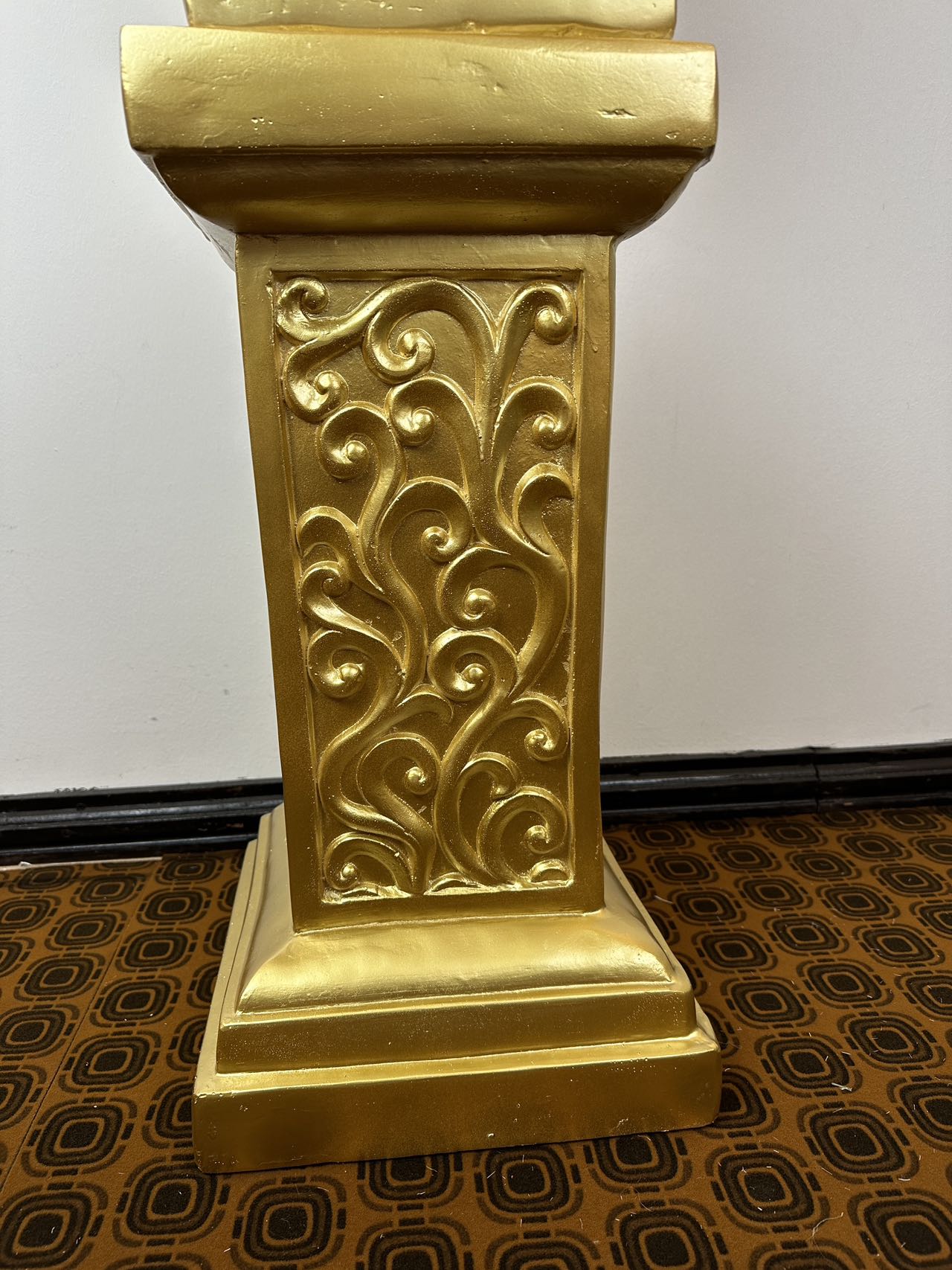 Римска колона злато