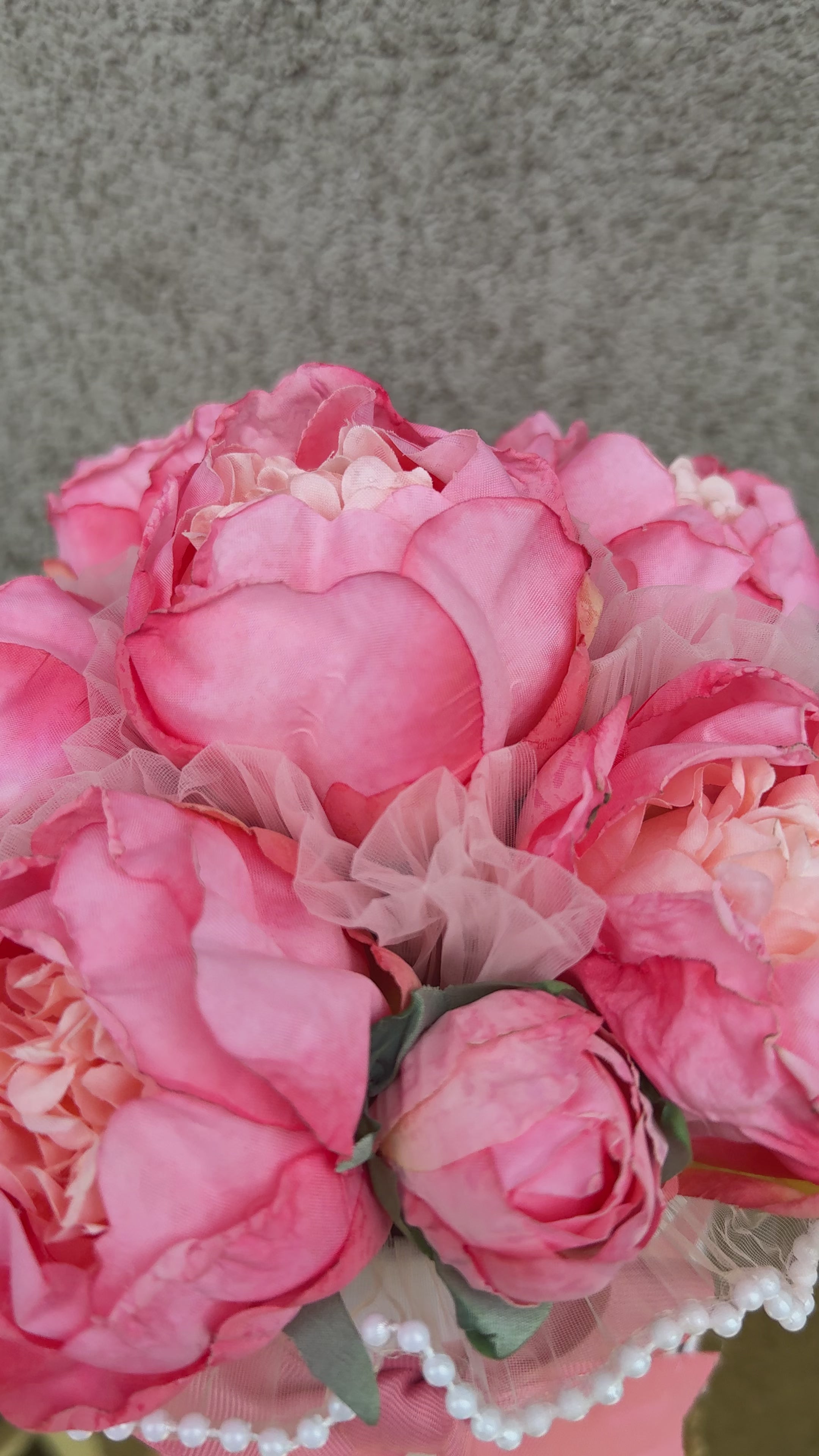 Нежна цветна аранжировка в елегантна кутия