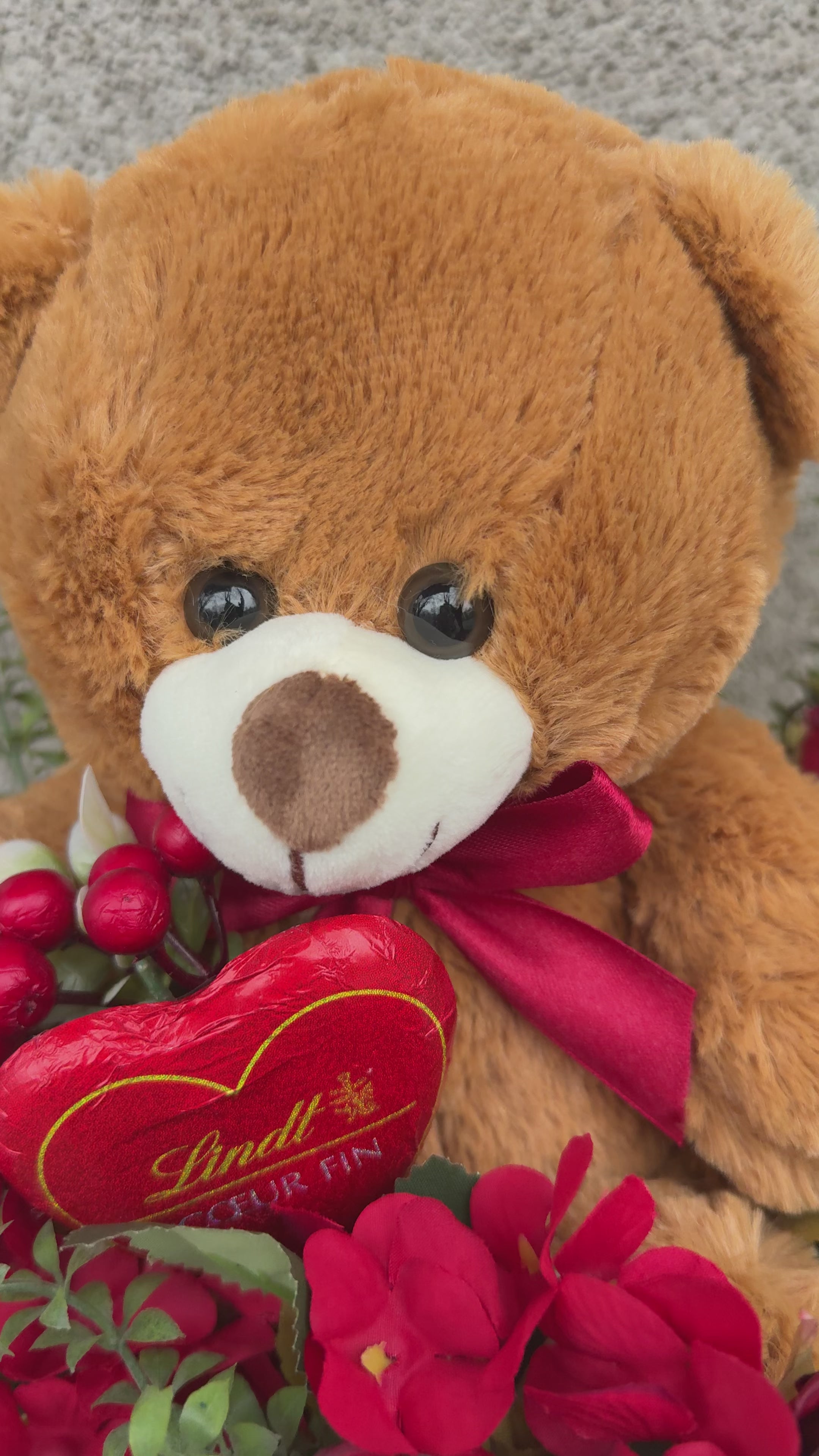 Подаръчна аранжировка с мече и цветя в кутия