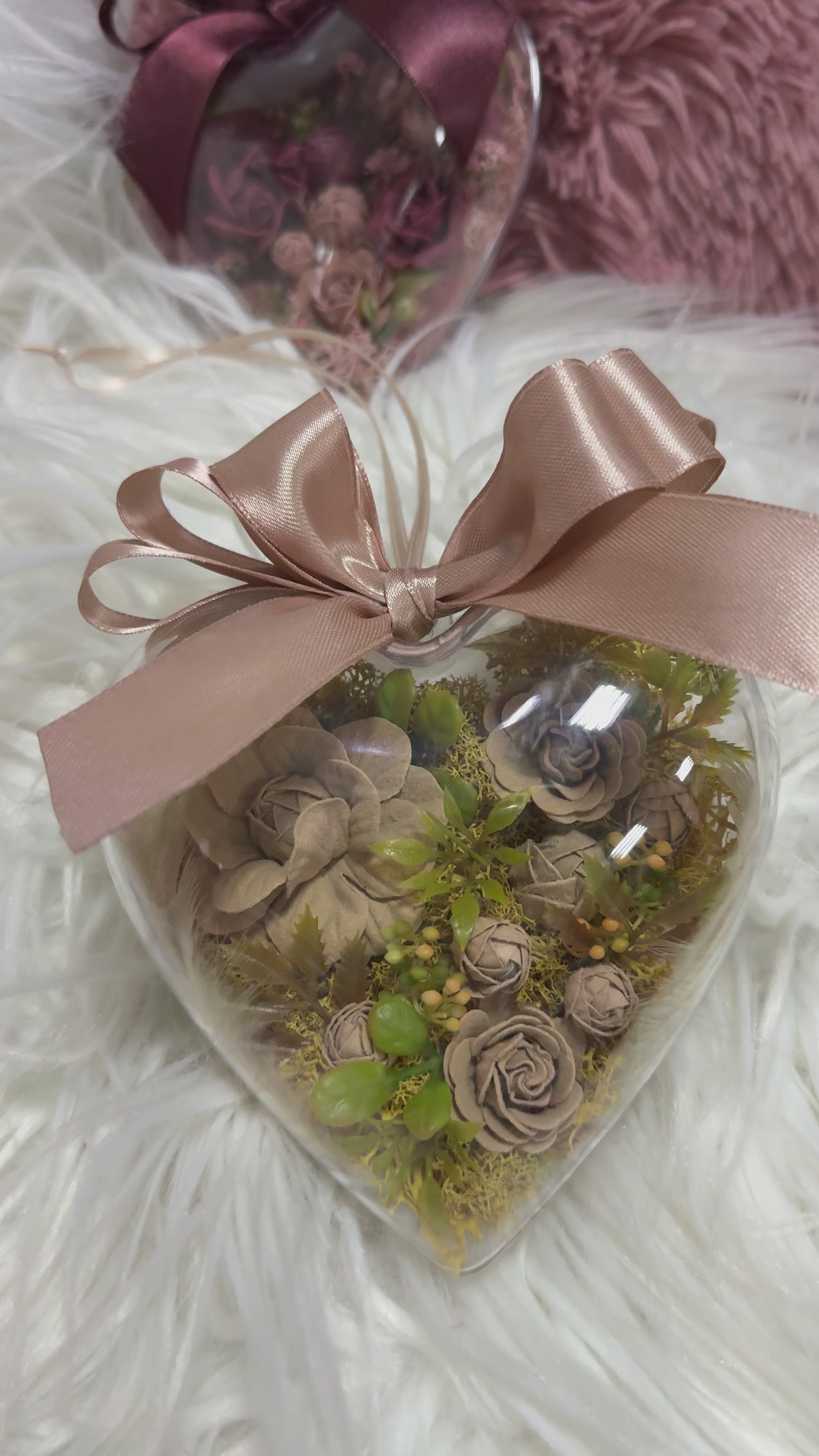 Прозрачно сърце с цветя