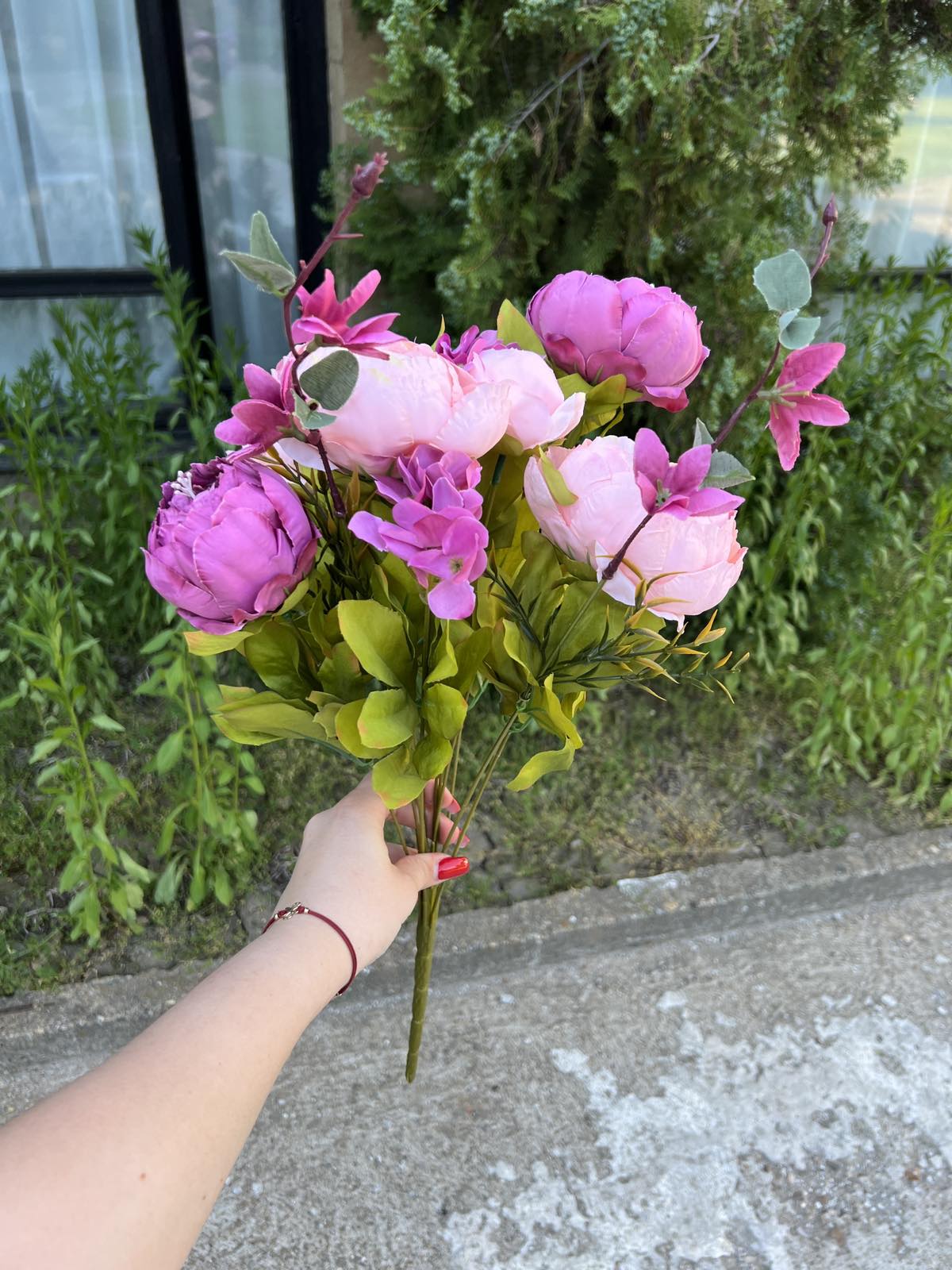 Едър божур смесена китка пепел