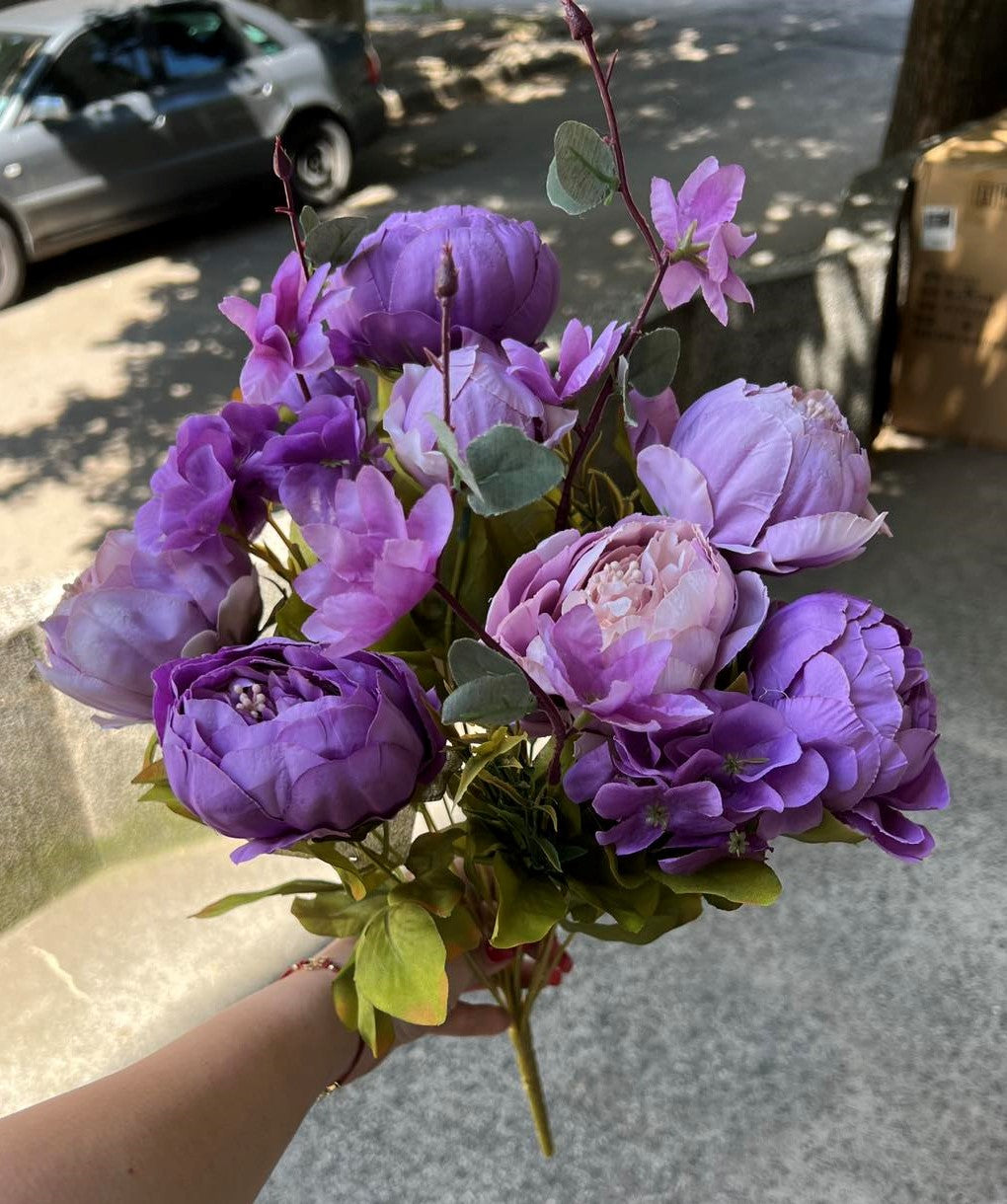 Едър божур смесена китка лилав